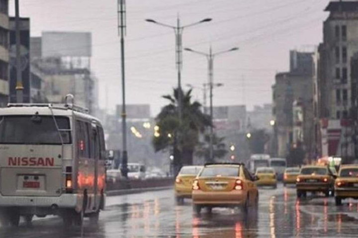 من المتوقع ان تشهد أجزاء واسعة من العراق، ابتداء من عصر اليوم الاحد حالة جوية ممطرة تستمر حتى فجر غد الاثنين، مع احتمالية تشكل بعض السيول الخفيفة.



وبحسب بيانات الطقس، فإن الليلة الرمضانية الأخيرة اليوم ستكون ممطرة ليكون صباح العيد غدا الاثنين "رطبًا" بشوارع مبللة، وذلك بفعل حالة جوية غير مستقرة تسبب امطارًا متفاوتة الغزارة تمتد على مناطق واسعة.

وستبدأ الامطار تاثيرها ابتداء من عصر اليوم ولغاية ساعات فجر الاثنين، وستكون أكثر غزارة على المناطق الشمالية والغربية، مع احتمالية هطولات رعدية غزيرة قد تؤدي إلى تشكل السيول في بعض المناطق، كما من المتوقع أن تشمل الأمطار أجزاءً من وسط العراق وتمتد نحو الجنوب ولكن بشدة أقل.

وتشير البيانات الى ان مناطق الجنوب الغربي ستكون الأكثر شدة، فيما تصل كميات الامطار التراكمية الى 30 ملم في بعض المناطق، مما قد يؤدي إلى ارتفاع منسوب المياه في الأودية والمناطق المنخفضة، كما ستكون الأمطار مصحوبة بنشاط في الرياح وهبات قوية أحيانًا، خاصة مع مرور السحب الرعدية، ما قد يؤثر على الرؤية الأفقية والتنقلات.